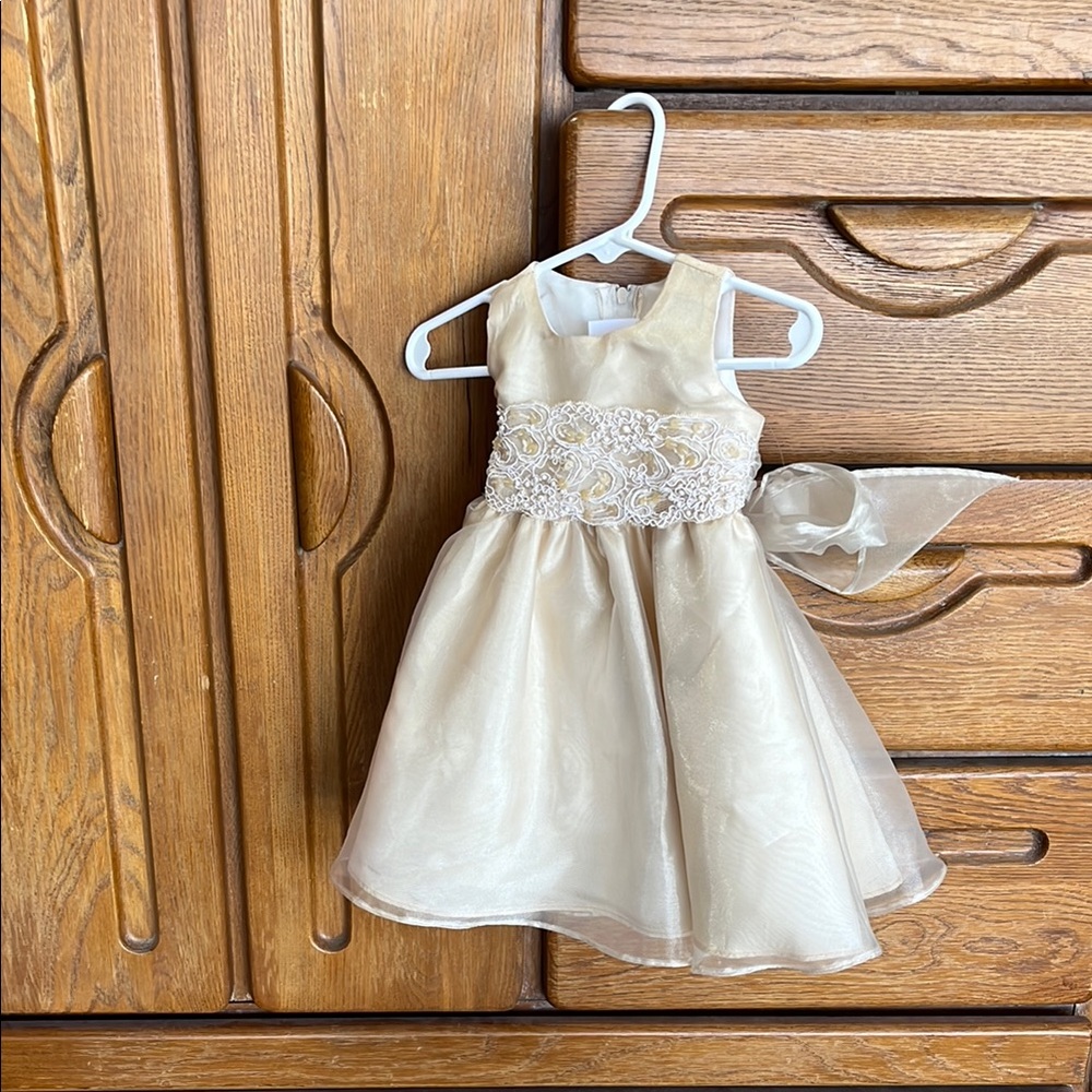Elegant Cream Sleeveless Dress with Lace Detail